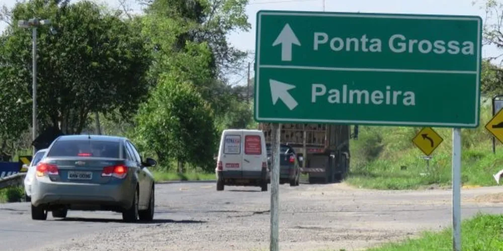 Donos de vans reivindicam melhorias na conservação da estrada.
