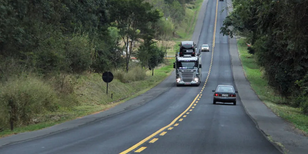 Serviços rotineiros, como roçada e limpeza de bueiros, sarjetas e valetas, estão suspensos em rodovias no Paraná