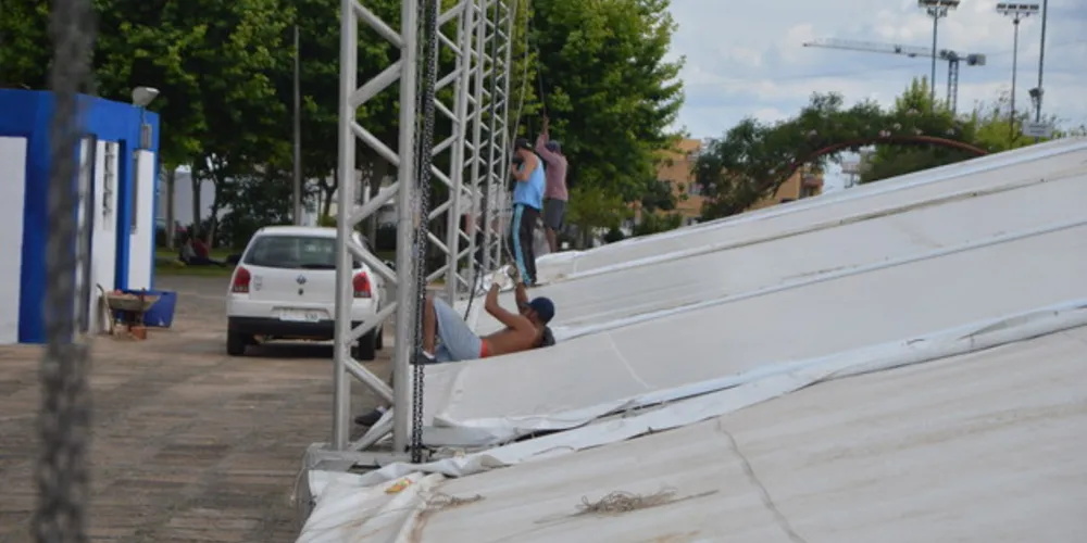 Preparação no Parque Ambiental começou nesta segunda-feira e vai contar com 15 stands