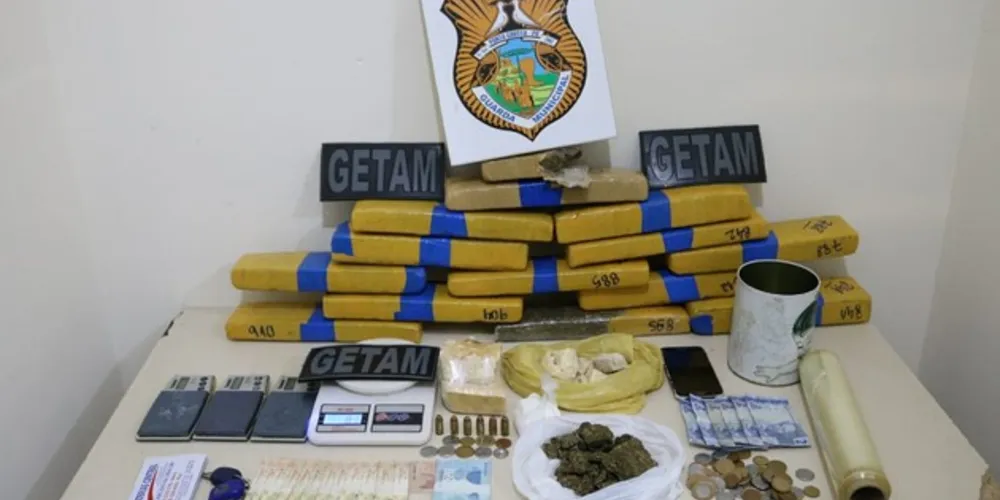Apreensão de 11 quilos no bairro de Olarias em Ponta Grossa começou a partir de abordagem a veículo que andava na contramão