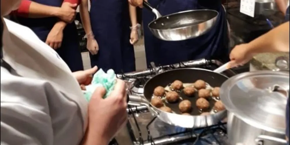 Alunos do curso de culinária alemã, que vão preparar a gastronomia típica durante a Münchenfest