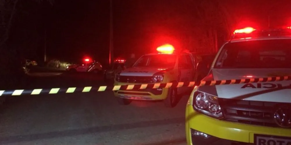  Dentro do carro havia duas pessoas que estavam fugindo para Colombo.