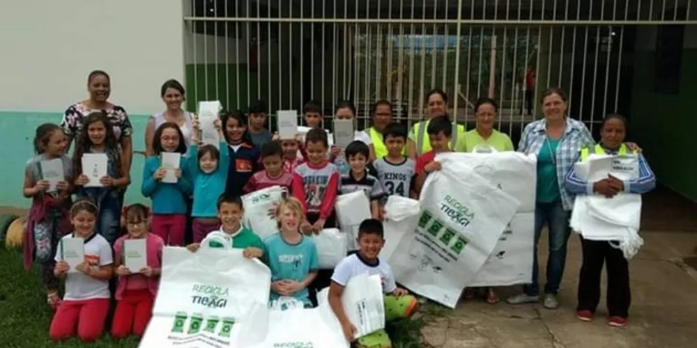 Imagem ilustrativa da imagem Alunos visitam residências em projeto de reciclagem