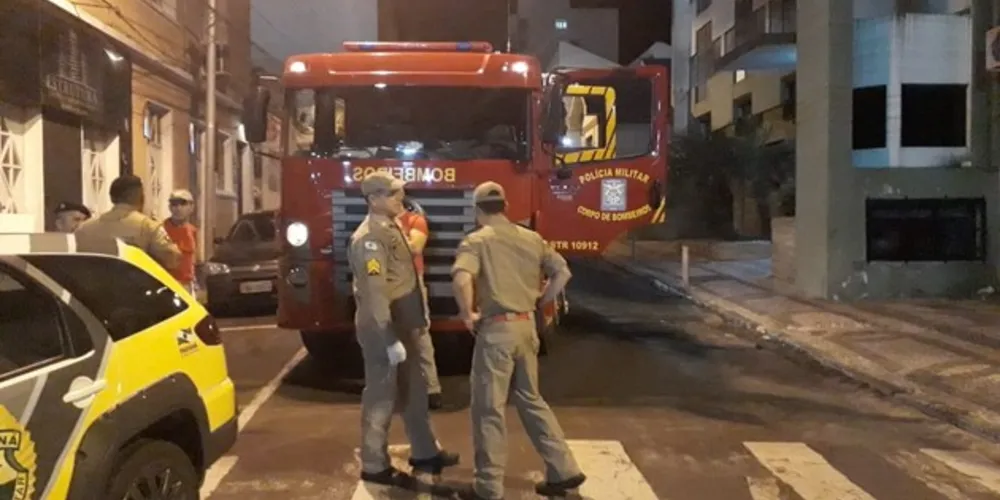 Bombeiros encontraram casal discutindo dentro de apartamento