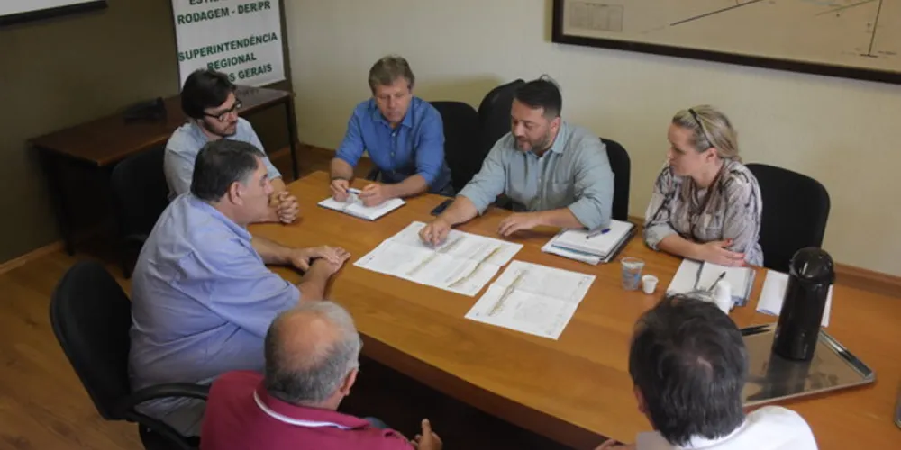 Prefeitura media retornos e passagens na PR 151, entre produtores rurais, DER e Rodonorte