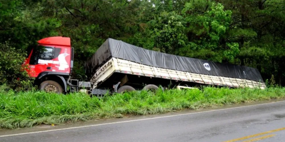 Caminhão com placas de Seara (SC) perde o controle e sofre um acidente na tarde desta quiarta-feira (15).