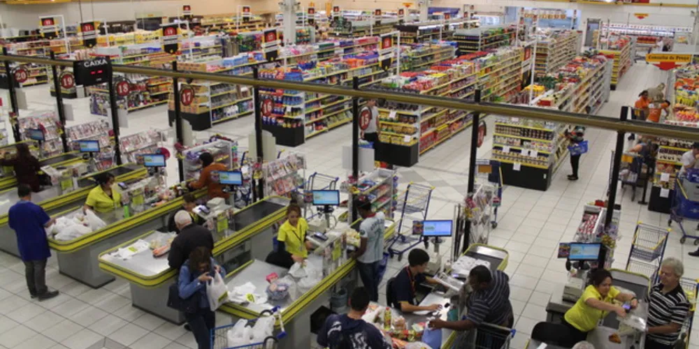 Supermercados abrem em horário de domingo neste feriado
