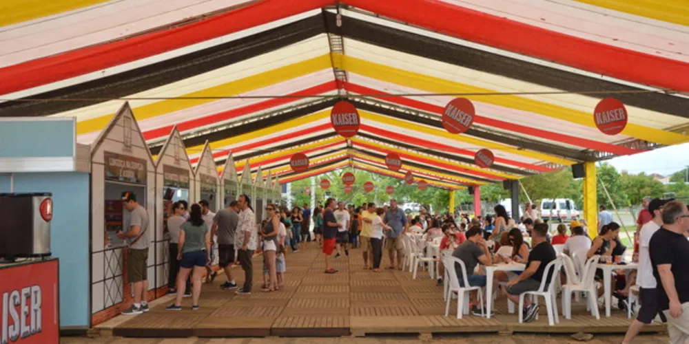 Os oito stands de culinária alemã tiveram grande movimentação logo nas primeiras horas da festa