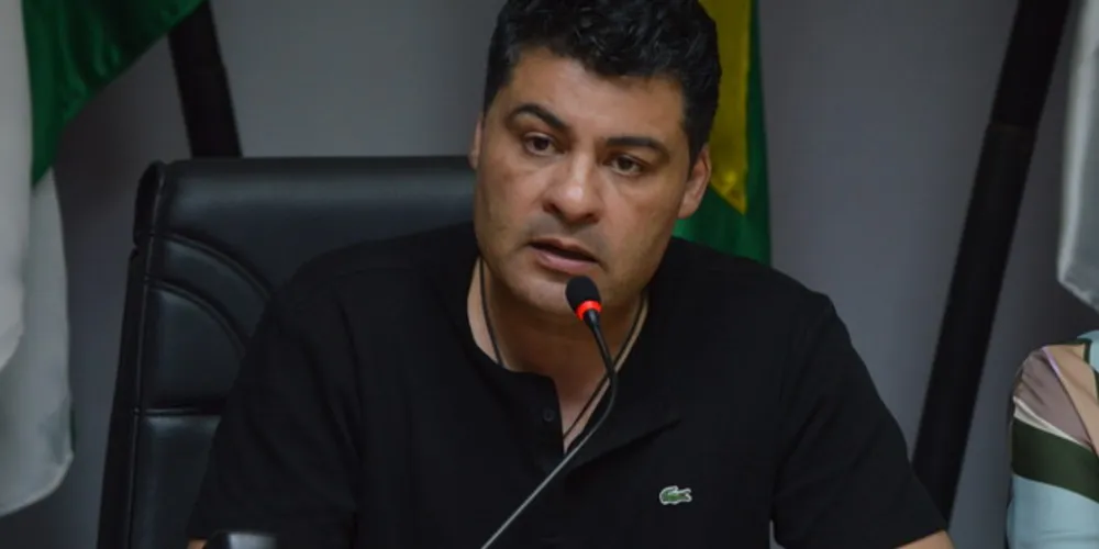 Prefeito estuda medidas emergenciais para evitar saída de médicos