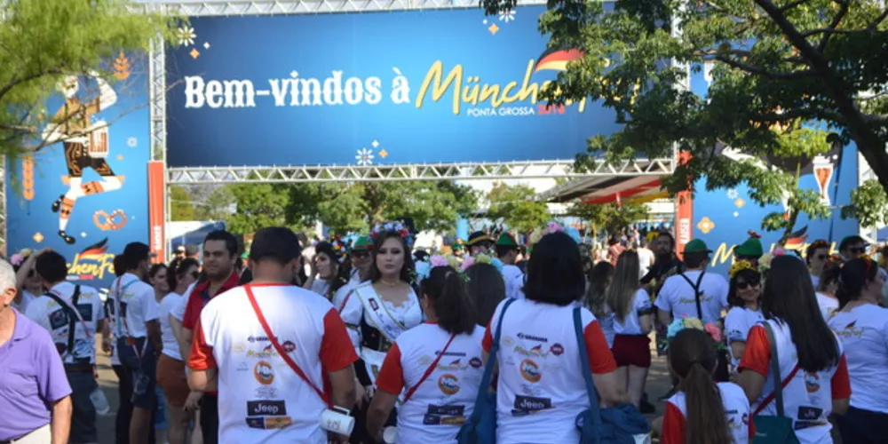 Concurso de chopp em metro, apresentações folclóricas e muita música tradicional germânica animaram o evento. 