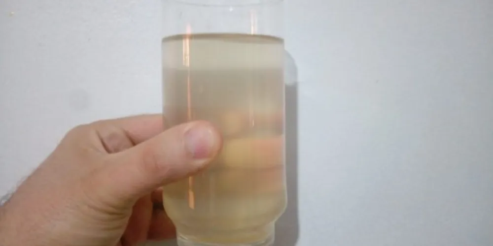 Morador faz registro de água com coloração amarelada, no Rio Verde.