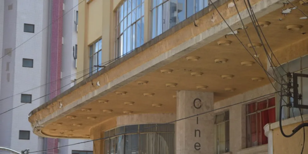 Prédio do Cine-Teatro Ópera, no centro de Ponta Grossa, é um dos vários edifícios com marquises na cidade