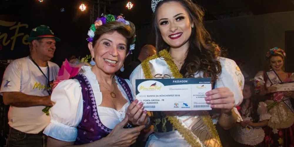 A vice prefeita Elizabeth Schmidt com Ingrid Brianny Kubis Messias, eleita a nova rainha da Münchenfest.