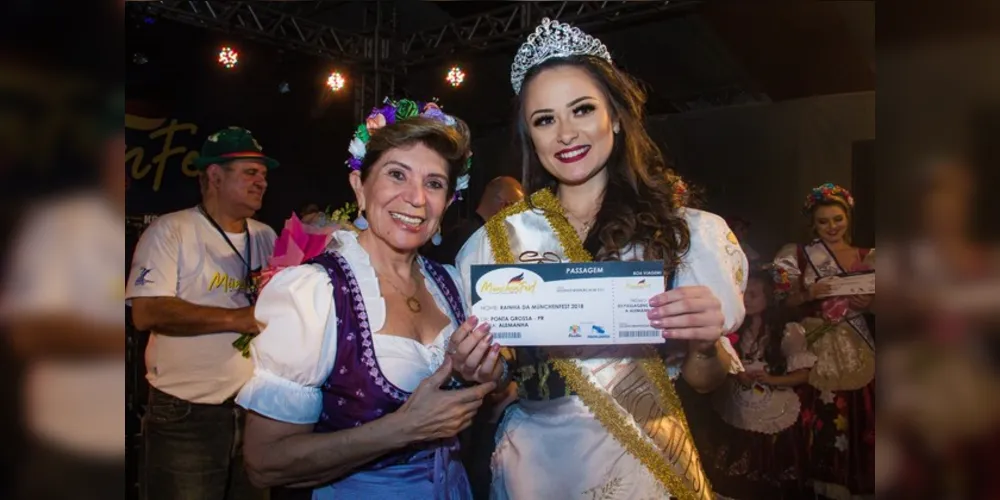 A vice prefeita Elizabeth Schmidt com Ingrid Brianny Kubis Messias, eleita a nova rainha da Münchenfest.