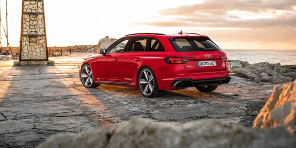 Motor V6 biturbo desenvolve 450 cv e acelera de 0 a 100 km/h em 4,1 segundos