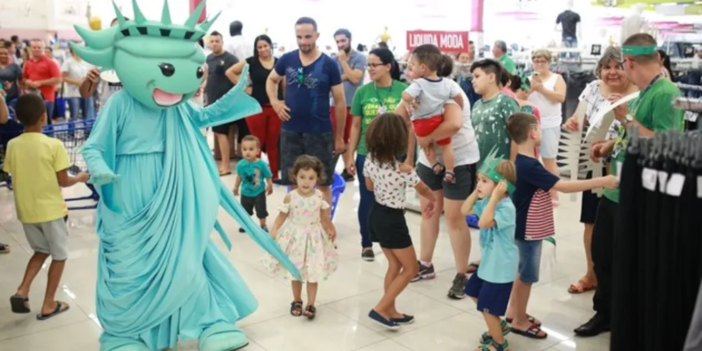 Liberdade interagiu com as crianças na loja!