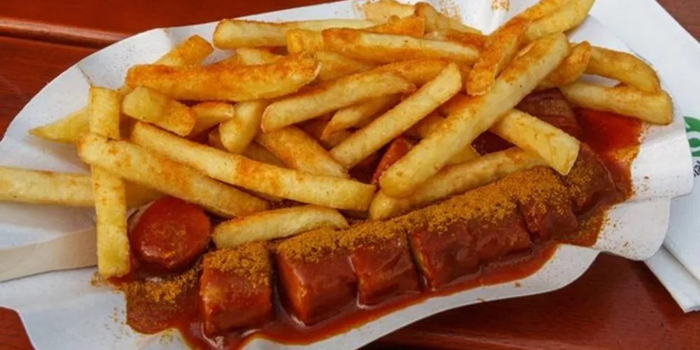 Ainda dá tempo de saborear a gastronomia alemã. Praça de alimentação abre às 11h.