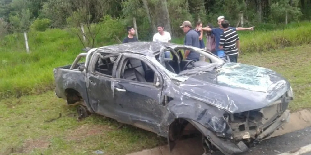 Caminhonete capotou e foi parar em cima de outro veículo; duas pessoas ficaram feridas