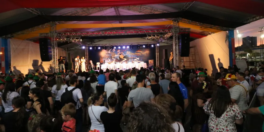 Foliões participam em peso da Münchenfest