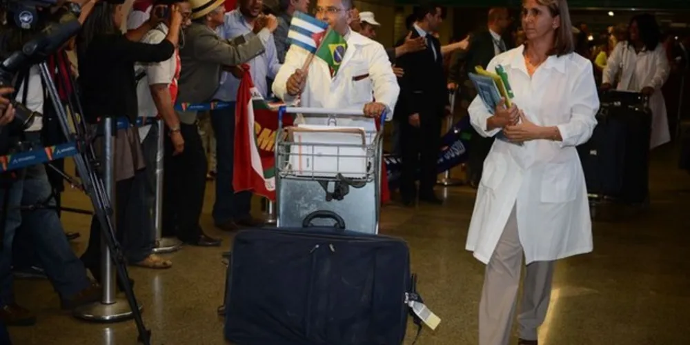 Médicos cubanos desembarcam no Brasil 