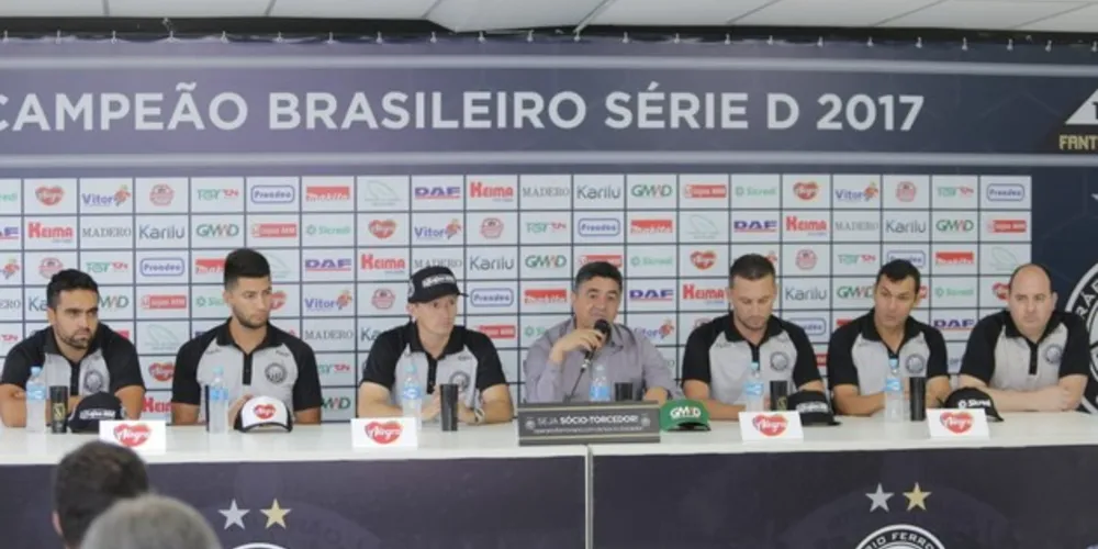 Membros da comissão técnica e da diretoria participam de entrevista coletiva