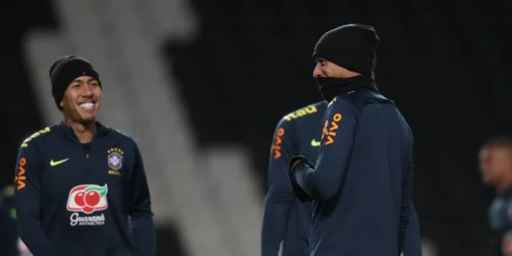 O atacante Roberto Firmino deverá estar em campo hoje. Ele participou dos treinos nessa segunda-feira -