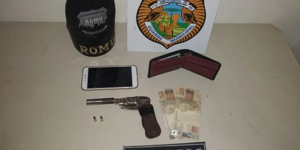 Arma e objetos roubados foram apreendidos pela Guarda Municipal com os dois suspeitos
