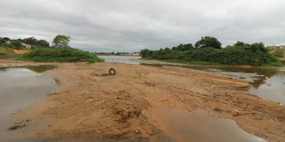 Baixo índice do reservatório revela incidência de lixo no Lago, com pneus e garrafas plásticas