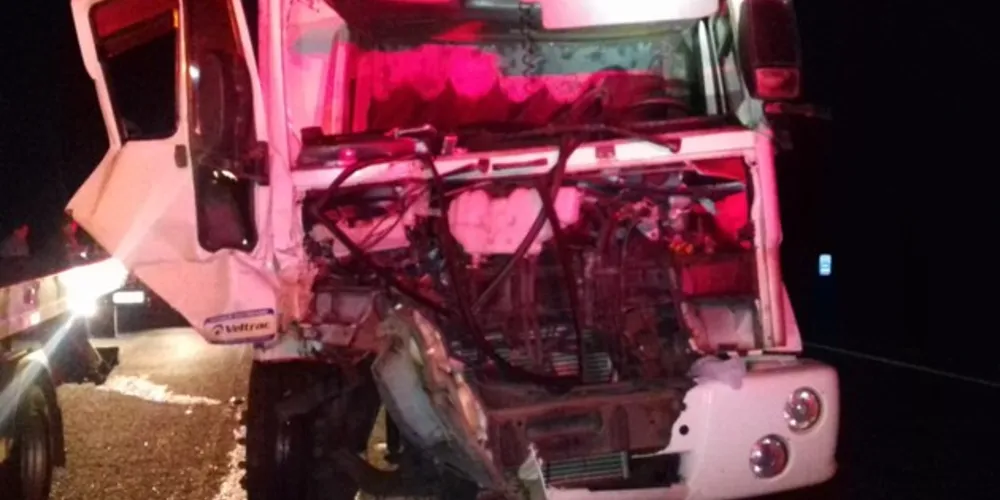 Passageiro de caminhão ficou encarcerado após o impacto