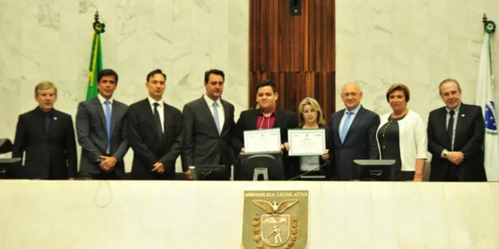 Vencedor do Geração Atitude 2018, Luiz Augusto Rodrigues e sua professora Genice Bratti recebem a premiação do presidente Ademar Traiano (PSDB), do governador eleito Ratinho Junior (PSD) e deputados presentes. 