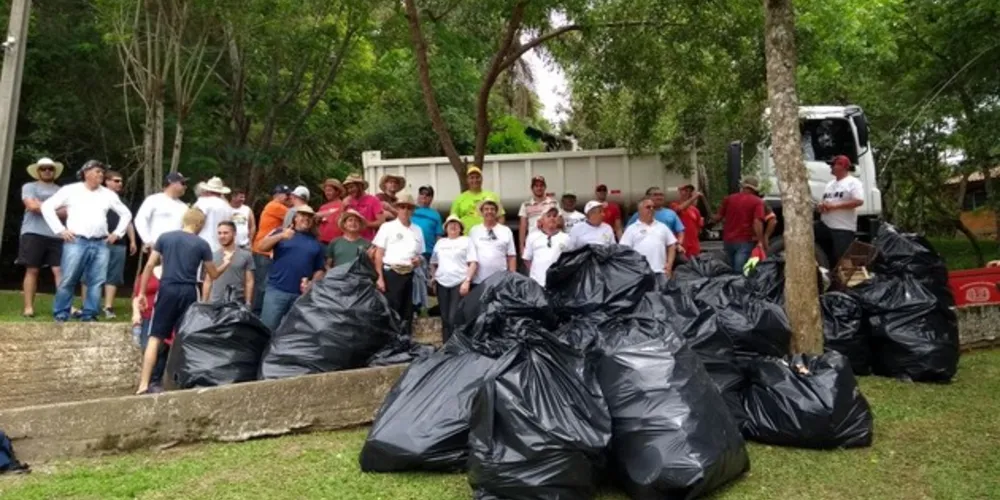 Já foram coletadas seis toneladas´de lixo às margens do Rio Iguaçu.