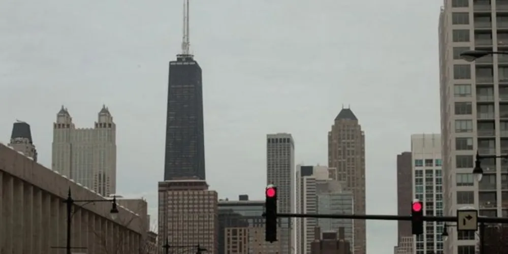 O prédio (no centro da foto, com a antena) é o 4º mais alto de Chicago 