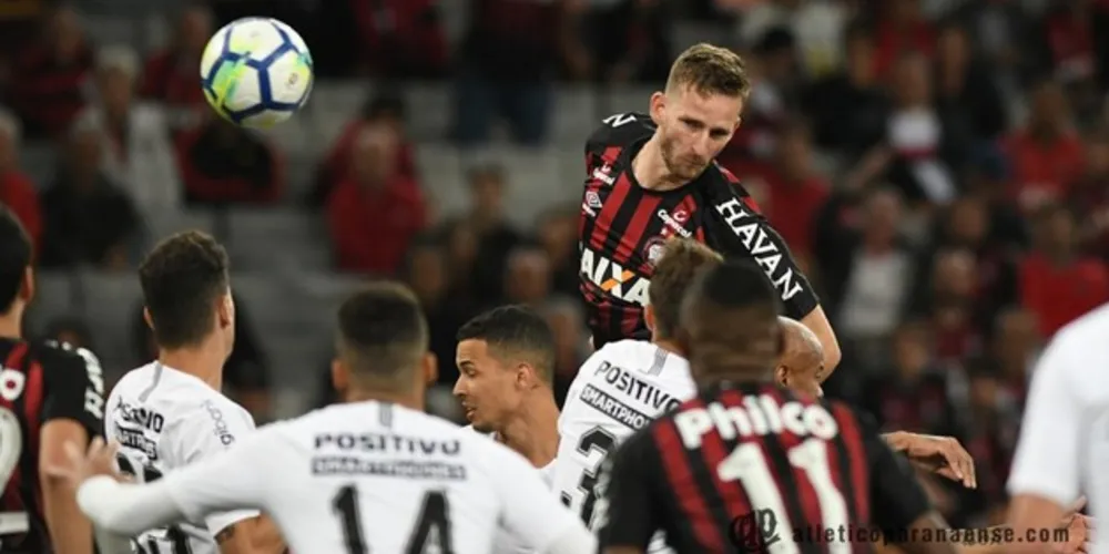 Imagem ilustrativa da imagem Atlético-PR vence o Corinthians e segue vivo na luta pelo G-6