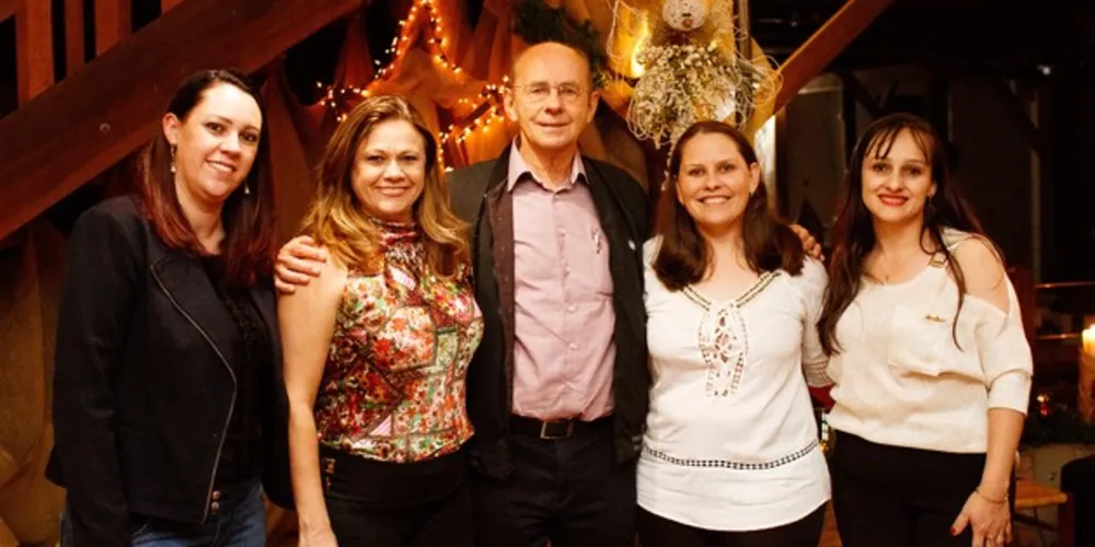 Equipe do Sicredi, unidade Carambeí, prestigia lançamento do Natal no Parque. Na foto: Giseli Garcia, a gerente da agência Carambeí Sandra Schnepper, Dick Carlos de Geus, Rosangela Campos e Cristina Mazzutti.