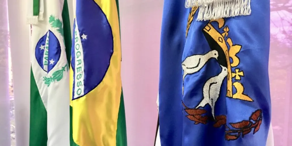 Cores da bandeira da cidade homenageiam Nossa Senhora.