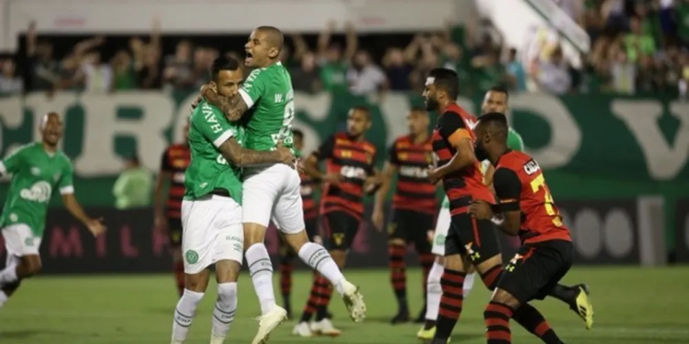 Chape deixa zona de rebaixamento e coloca rival na degola