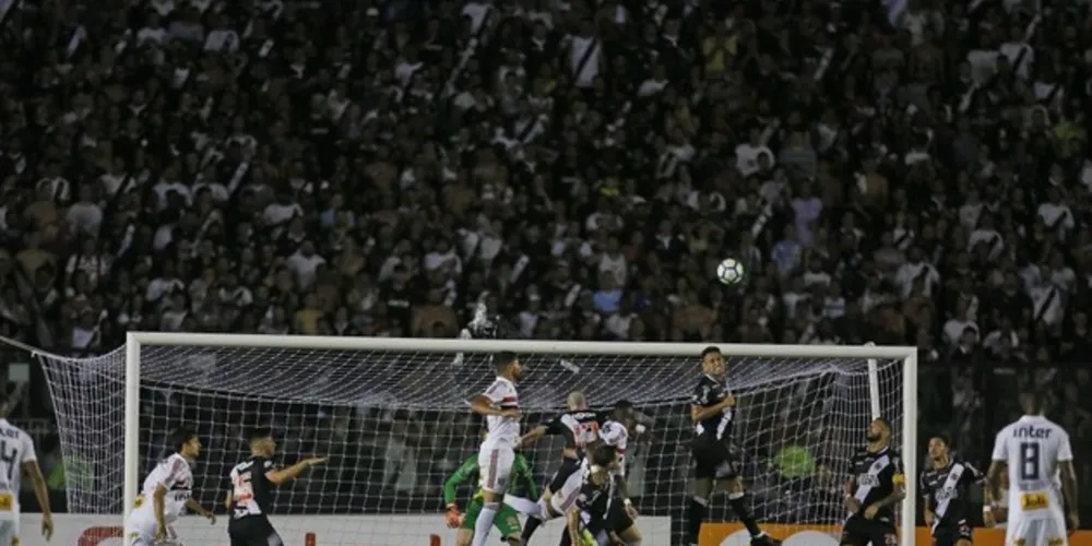 Derrota freia São Paulo na luta pela vaga direta na Libertadores