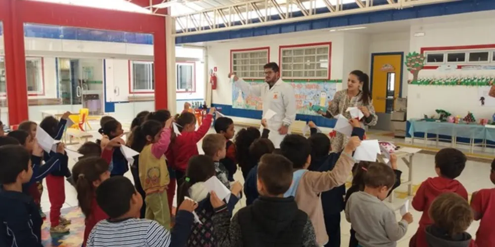Os pequenos alunos receberam diversas orientações, de maneira lúdica, sobre como cuidar da saúde, observar a qualidade dos alimentos no dia a dia e outras dicas importantes