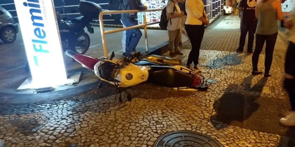 Com o impacto, motociclista sofreu fratura exposta no pé e foi levado ao HU