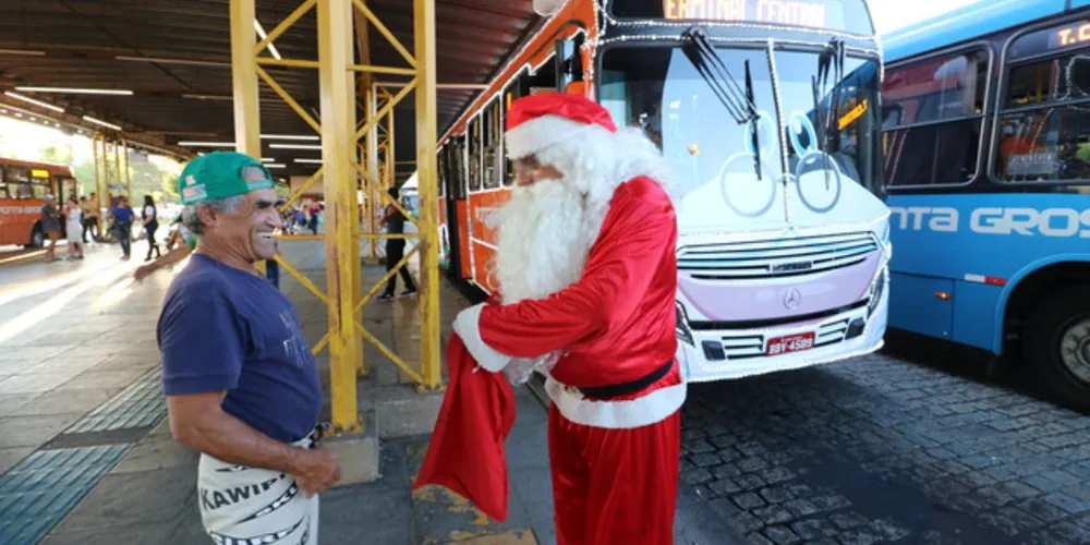 Viação Campos Gerais (VCG) iniciou a circulação do ‘Ônibus do Papai Noel’ na última quarta-feira (21) em três linhas