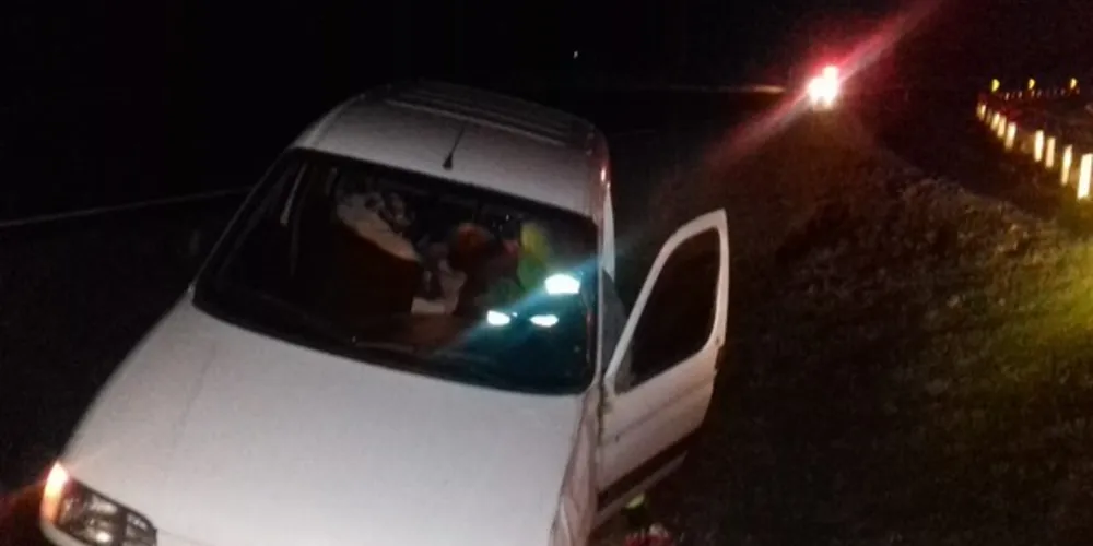 Imagem ilustrativa da imagem Carro sai da pista e motorista escapa ileso