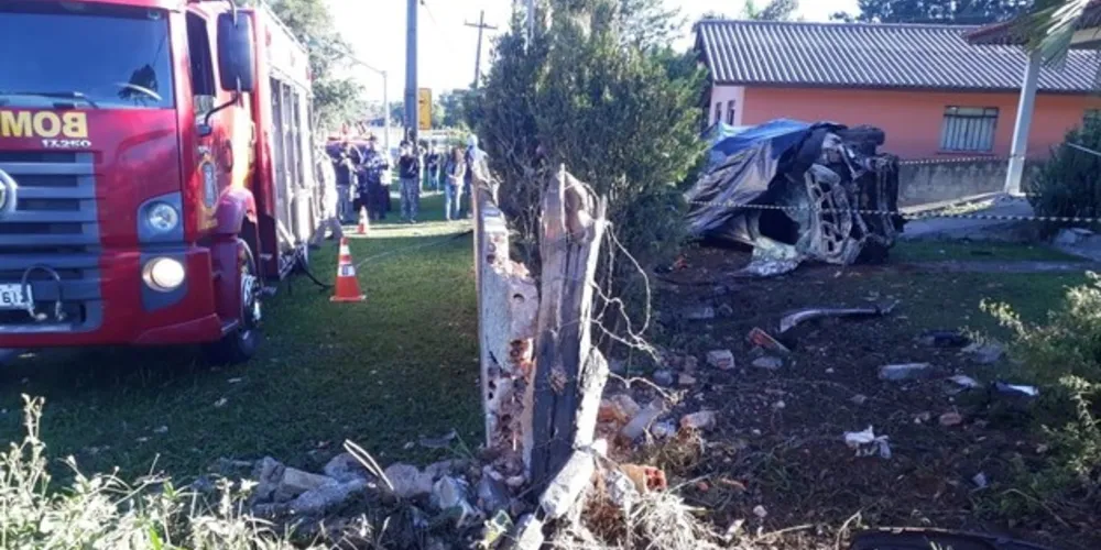 Acidente envolveu um Chevrolet Ônix, que derrubou um muro e adentrou no terreno de uma residência