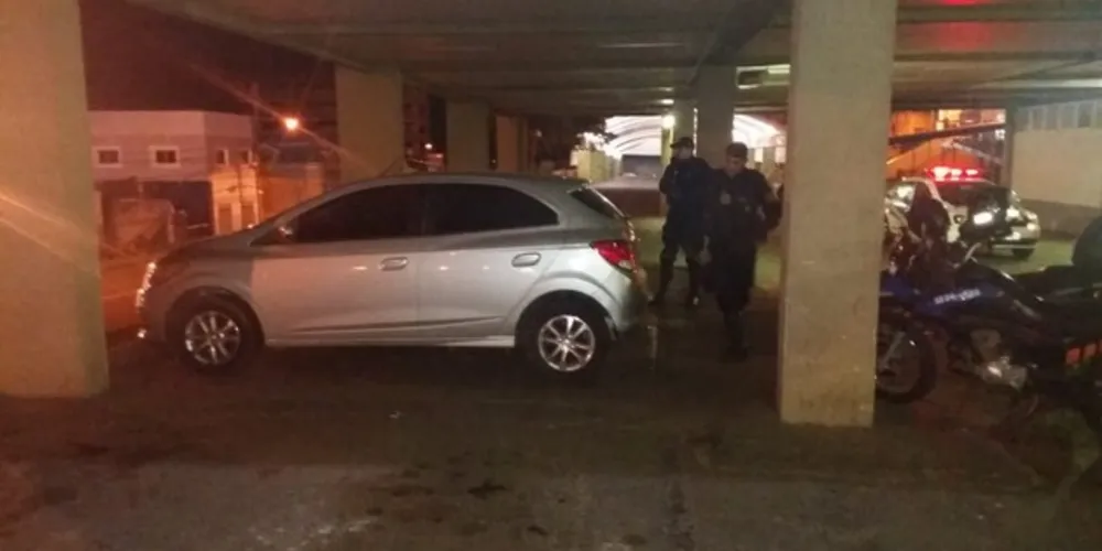 Veículo foi localizado durante a madrugada de domingo (25).