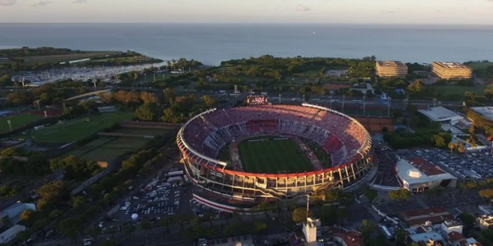 Confusão de sábado aconteceu nos arredores do estádio Monumental de Nuñez.