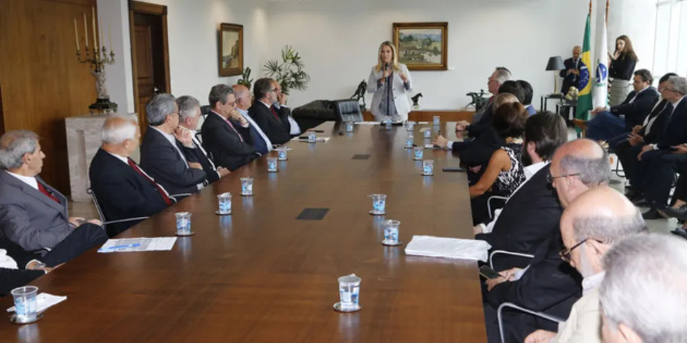 Encontro foi realizado nesta segunda-feira