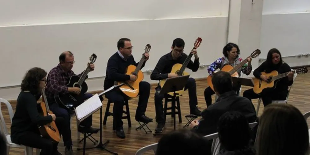 Todos os dias as apresentações começam às 19h e tem entrada gratuita