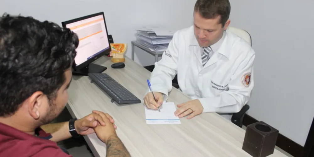 Para investigar alterações na próstata, o médico também pode solicitar um exame de sangue chamado PSA