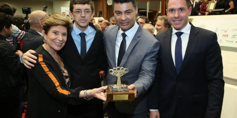 Prefeito e secretários das pastas responsáveis pela execução do projeto estiveram na solenidade de premiação