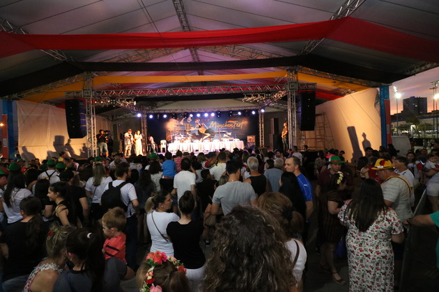 Foliões participam em peso da Münchenfest