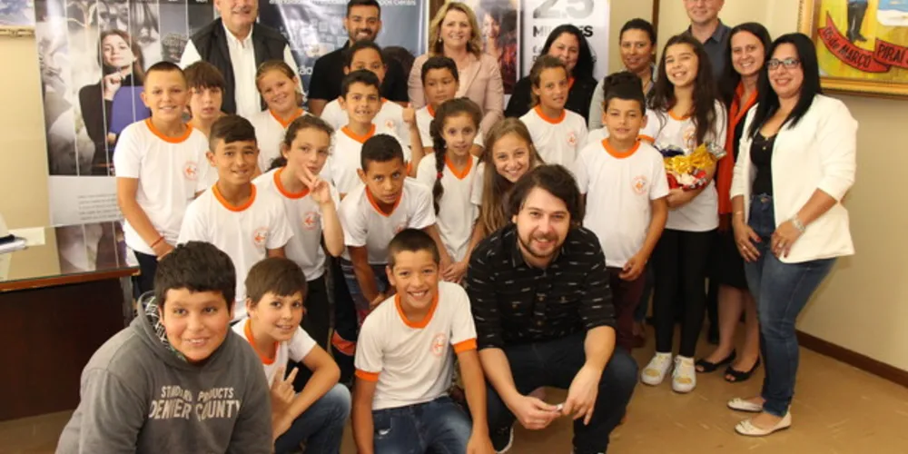 Imagem ilustrativa da imagem Melhor vídeo do concurso é entregue a aluna em Piraí do Sul